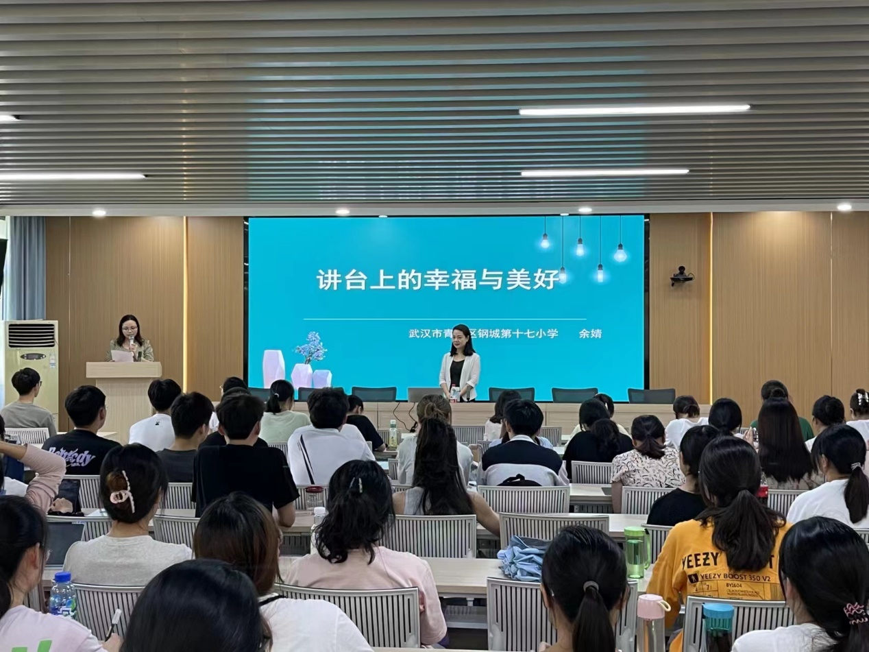 一群人在台上演讲中度可信度描述已自动生成